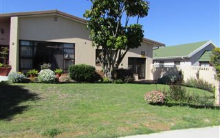 4 Bedroom House in Blomtuin