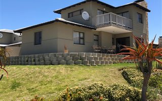 3 Bedroom House in Hartenbos Landgoed