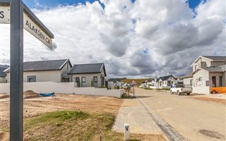 450 m² Land available in Sitari