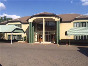 200 m² Office Space in Die Hoewes