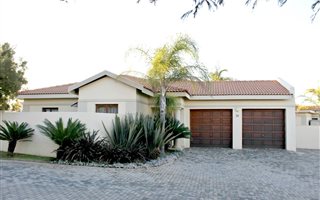 2 Bedroom Cluster in Silver Lakes Golf Estate