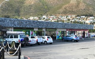 956 m² Retail Space in Gordons Bay Central