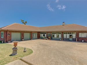4 Bed House in Sir Lowrys and surrounds