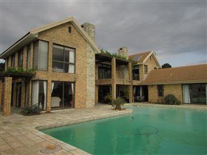 4 Bed House in High Riding Country Estate