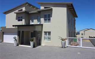 4 Bedroom House in Sunset Estate