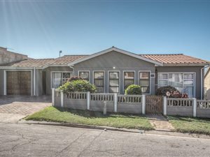 4 Bed House in Hillside