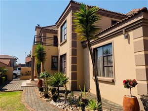 5 Bed House in Amberfield Manor