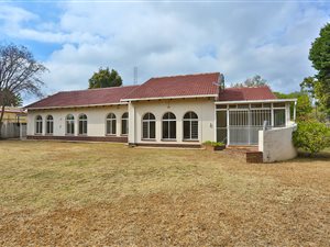 4 Bed House in Moret