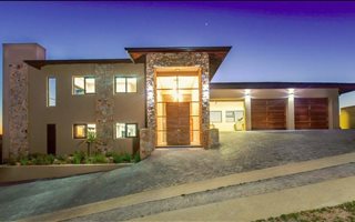 4 Bedroom House in Simola