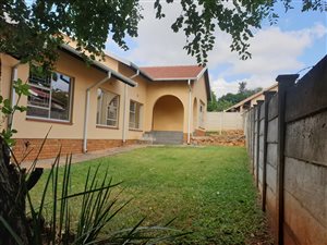 4 Bed House in Geelhoutpark