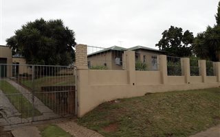 3 Bedroom House in Van Riebeeck Heights
