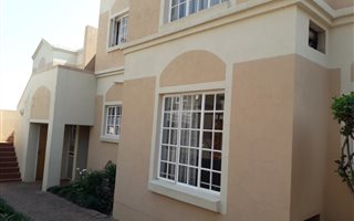 3 Bedroom Apartment in Roodekrans