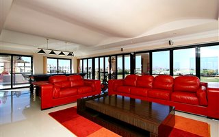 6 Bedroom House in Bloubergstrand