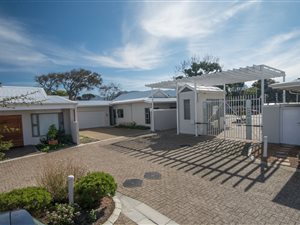 3 Bed House in Bergvliet