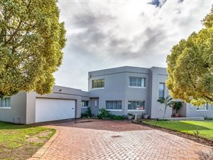 4 Bed House in Protea Valley