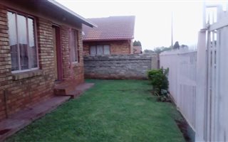 2 Bedroom House in Geelhoutpark