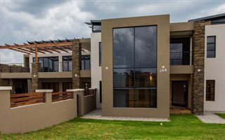 4 Bedroom House in Blue Valley Golf Estate
