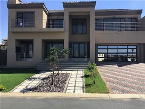 5 Bedroom House in Blue Valley Golf Estate