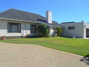 4 Bed House in Meadowridge