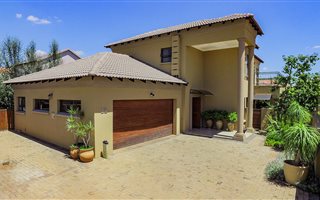 5 Bedroom House in Raslouw Manor