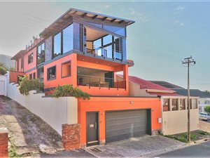 4 Bedroom House in Bo-Kaap