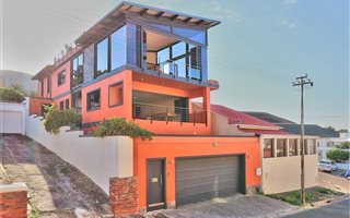 4 Bedroom House in Bo-Kaap