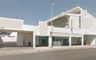 908 m² Retail Space in Beachfront