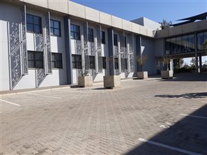 139 m² Commercial space in Silver Lakes