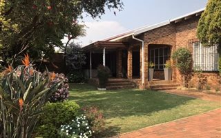 3 Bedroom Simplex in Elma Park