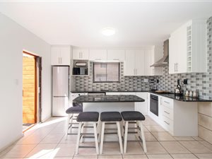 3 Bed Townhouse in Bothasig
