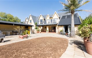 5 Bedroom House in Kensington B