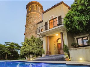 8 Bed House in Bonnie Doone