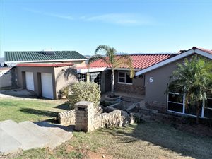 4 Bedroom House in Van Riebeeck Heights