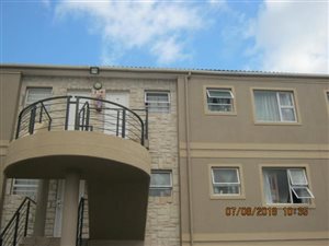 2 Bed Apartment in Sir Lowrys Pass