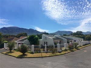 4 Bed House in Bergvliet