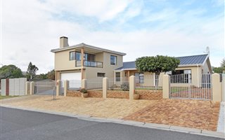 3 Bedroom House in Van Riebeeckstrand