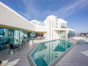 4 Bed House in Bloubergstrand