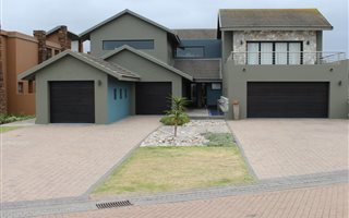 4 Bedroom House in Herolds Bay