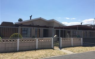 4 Bedroom House in Leeu Gamka