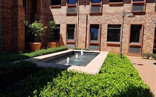 220 m² Office Space in Die Hoewes