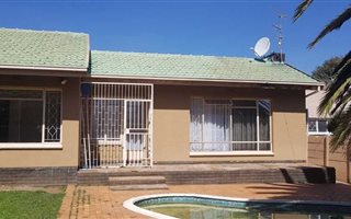 3 Bedroom House in Ridgeway