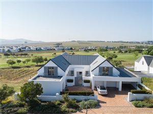 5 Bed House in De Zalze