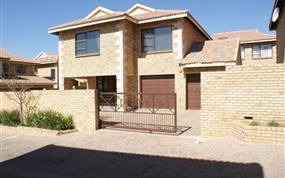 3 Bedroom Townhouse in Honeydew Manor