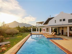 6 Bedroom House in Crofters Valley