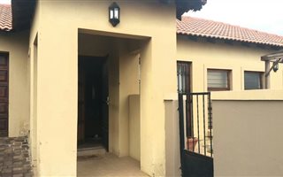 2 Bedroom Townhouse in Rensburg