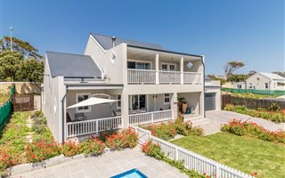 4 Bedroom House in Bluewater Estate