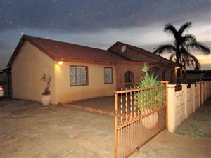 3 Bed House in Lotus Gardens