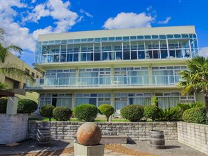 11 Bed House in Plattekloof
