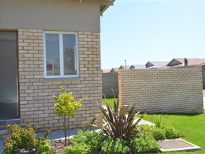 3 Bed Townhouse in Hansmoeskraal