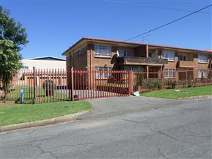 2 Bed Apartment in Roodepoort Central